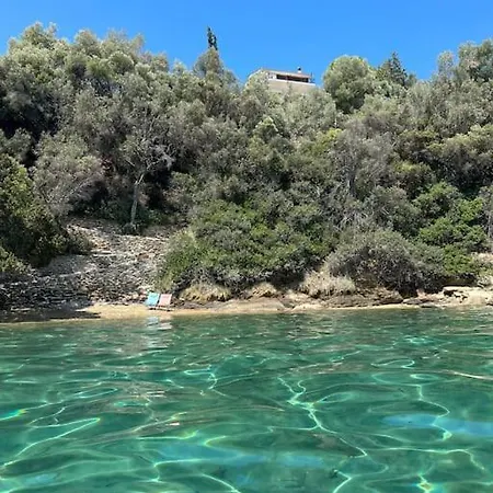 με ιδιωτική παραλία Akhillio