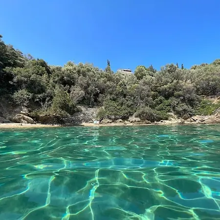 με ιδιωτική παραλία * Akhillio